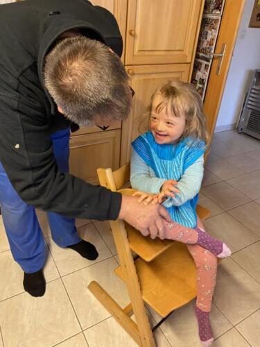 Nahina strahlt Toni an