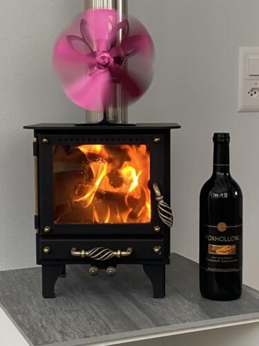 Der Tiny Stove ist gleich gross wie eine Flasche Rotwein - heizt aber mehr ein!